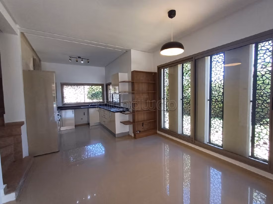 Beautiful villa for rent in Route Casablanca. 5 comfortable rooms. General Satellite Dish, Secured neighbourhood