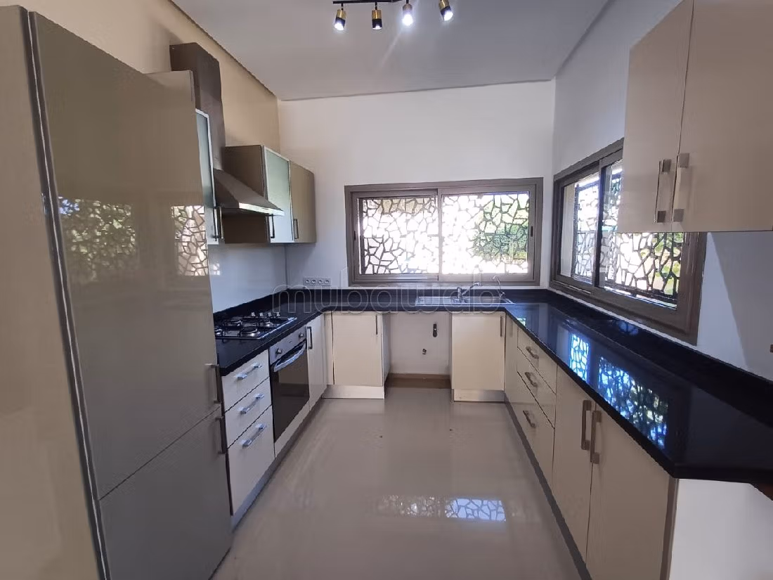 Beautiful villa for rent in Route Casablanca. 5 comfortable rooms. General Satellite Dish, Secured neighbourhood