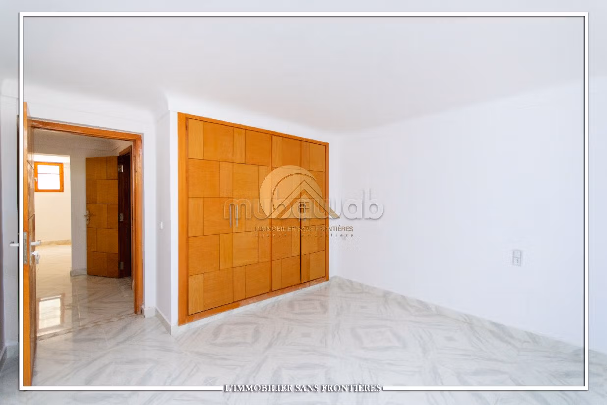 فيلا فاخرة للبيع ب سيدي عابد. 7 غرف. صالة مغربية وصحن فضائي