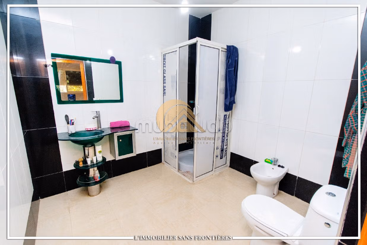 فيلا فاخرة للبيع ب سيدي عابد. 7 غرف. صالة مغربية وصحن فضائي