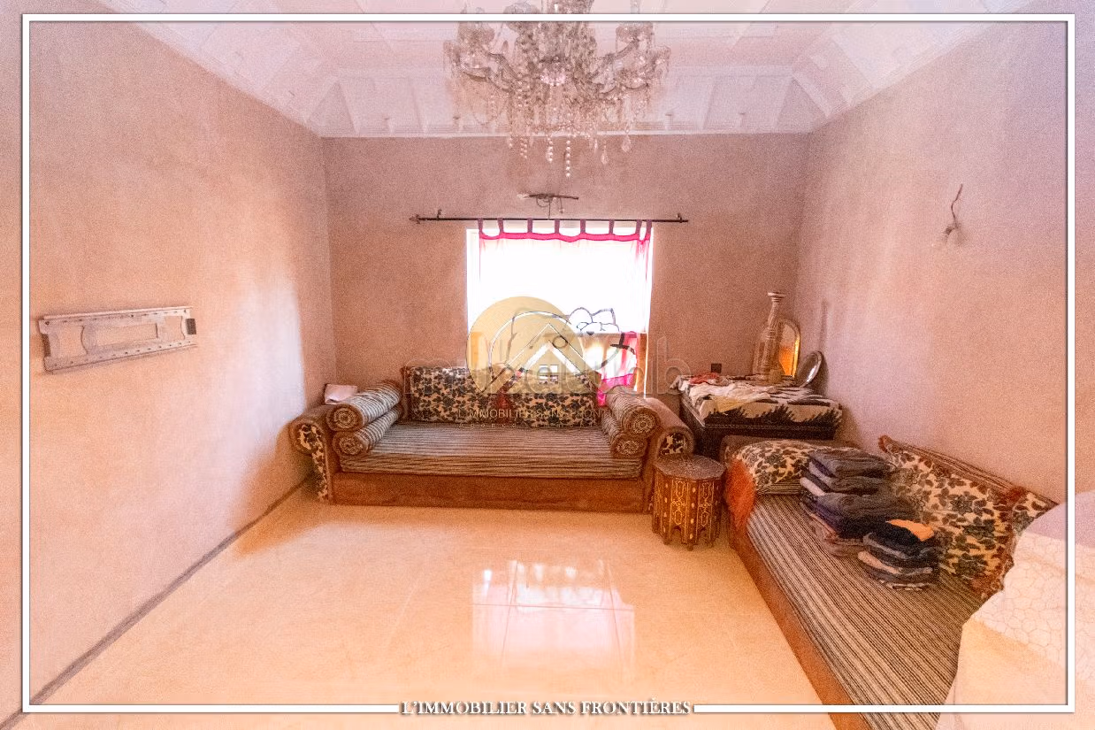 فيلا فاخرة للبيع ب سيدي عابد. 7 غرف. صالة مغربية وصحن فضائي