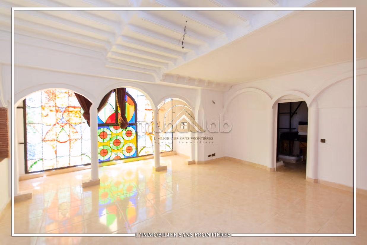 فيلا فاخرة للبيع ب سيدي عابد. 7 غرف. صالة مغربية وصحن فضائي