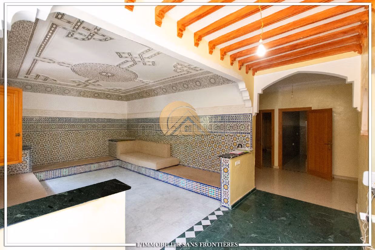 فيلا فاخرة للبيع ب سيدي عابد. 7 غرف. صالة مغربية وصحن فضائي