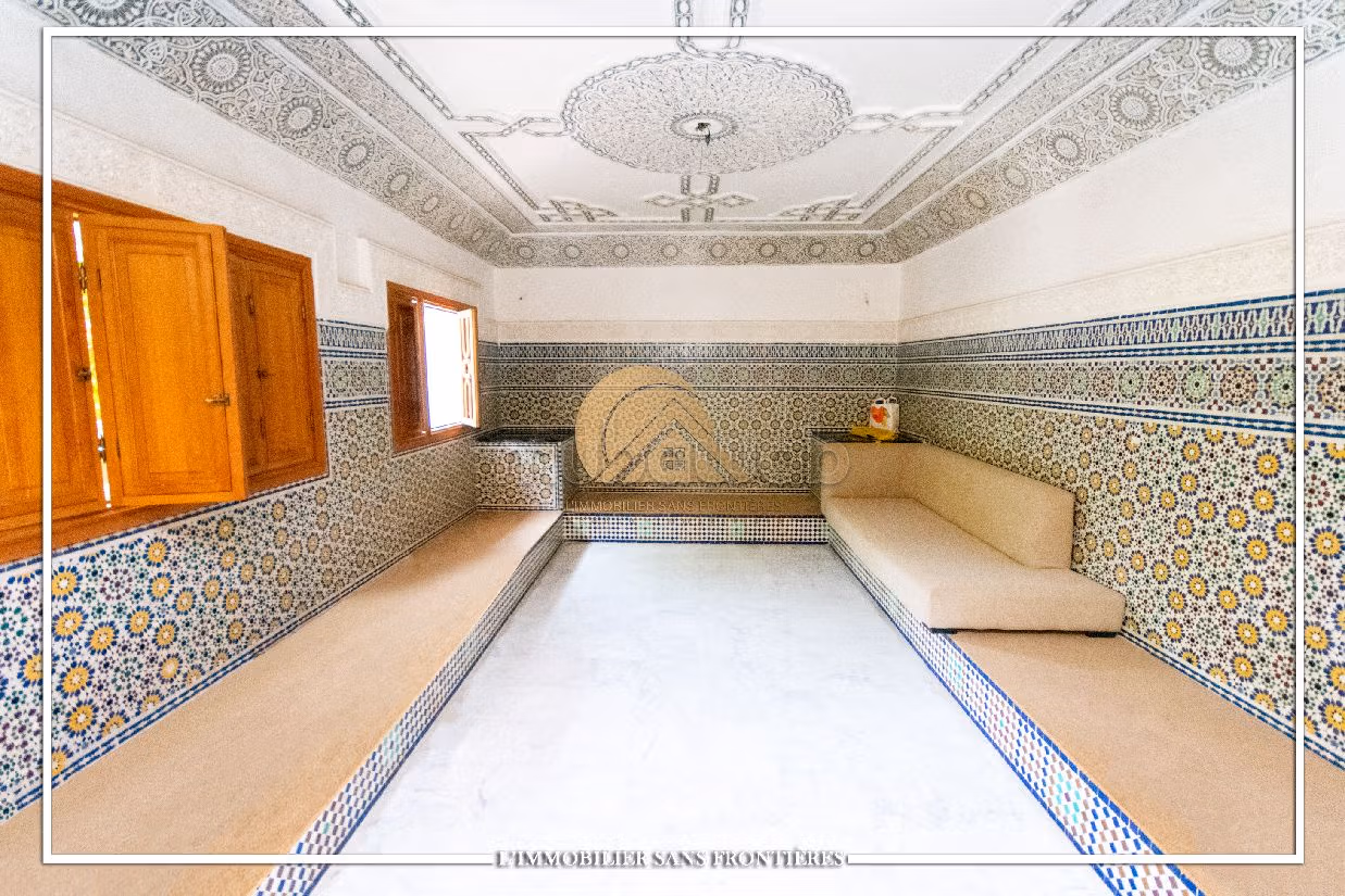 فيلا فاخرة للبيع ب سيدي عابد. 7 غرف. صالة مغربية وصحن فضائي