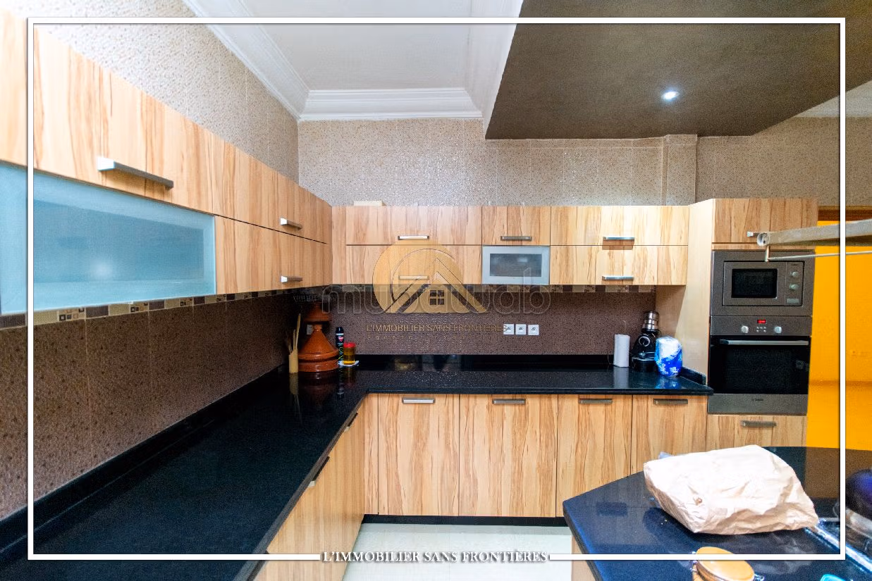 فيلا فاخرة للبيع ب سيدي عابد. 7 غرف. صالة مغربية وصحن فضائي