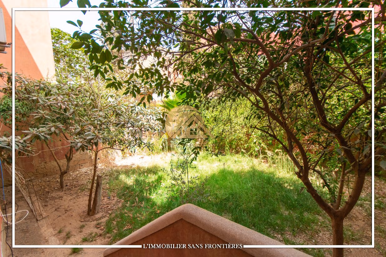 فيلا فاخرة للبيع ب سيدي عابد. 7 غرف. صالة مغربية وصحن فضائي