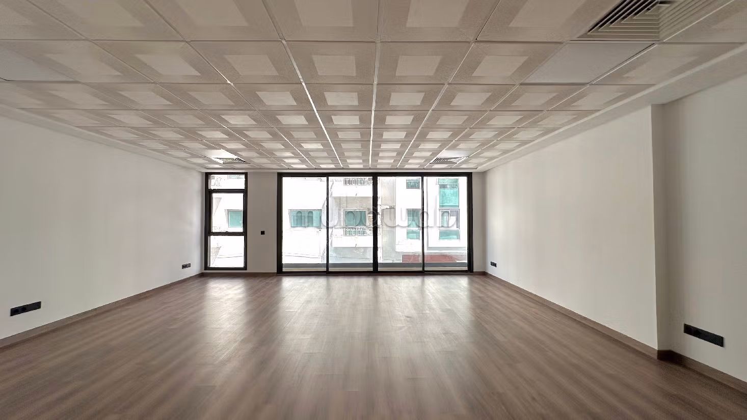 Oficinas en venta en Les princesses. Gran superficie 49 m². Ventanas de doble acristalamiento y calefacción central. 