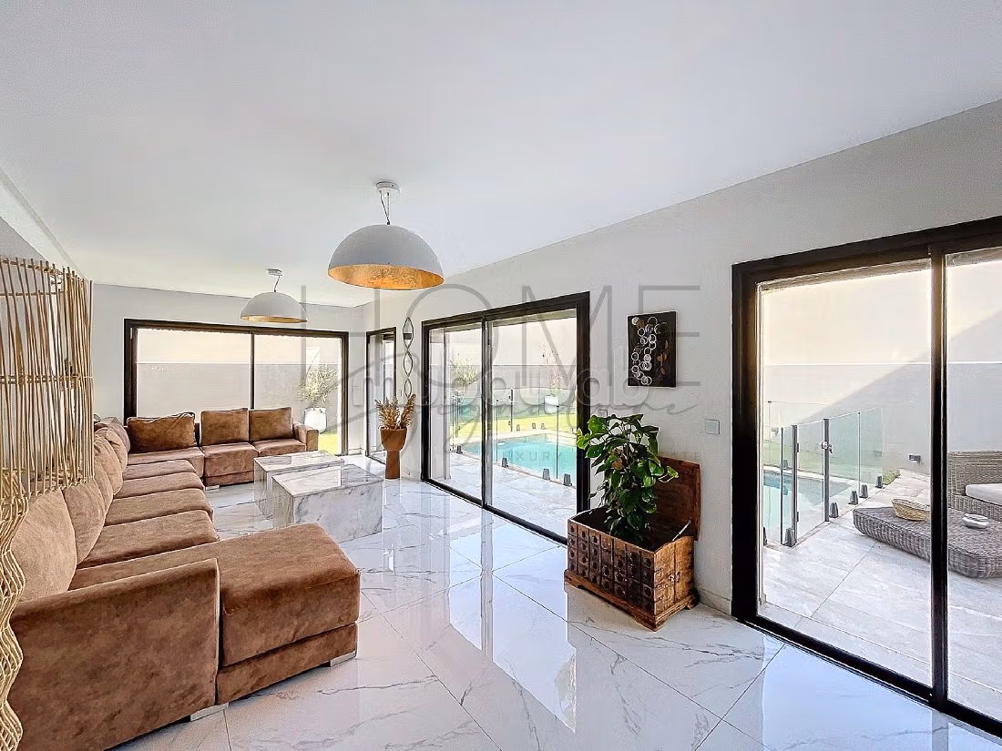 Villa contemporaine avec piscine chauffée
