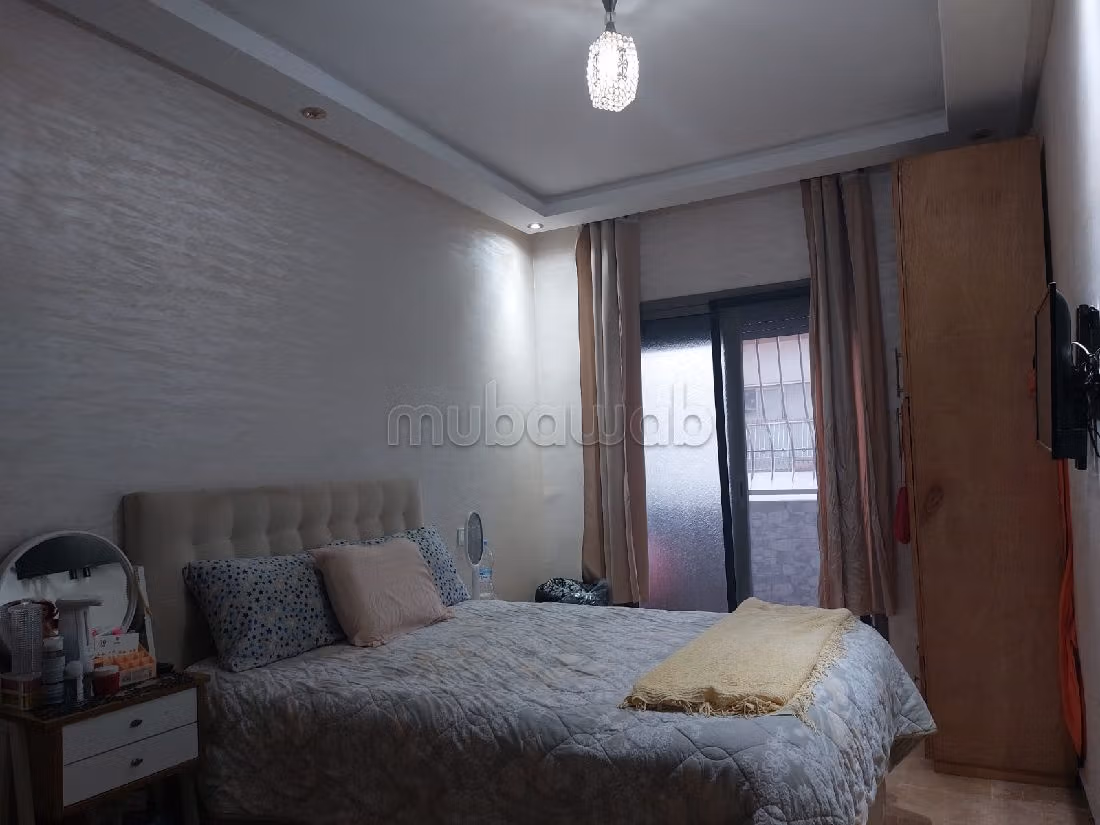 Bonito piso en venta en Hay Zobir. 3 bonitas habitaciones. Antena parabólica y seguridad