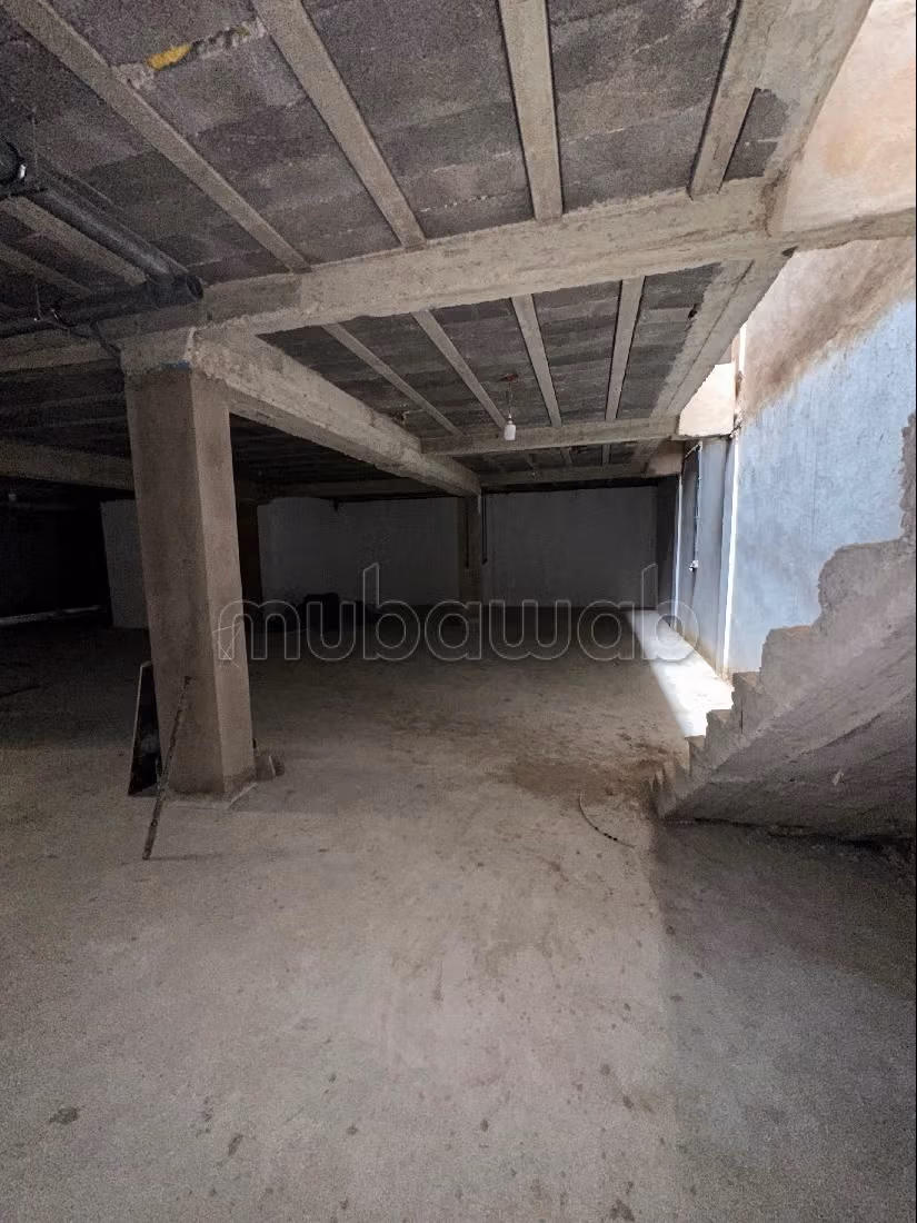 Te koop: huizen. 4 Kamers. Terras en garage.