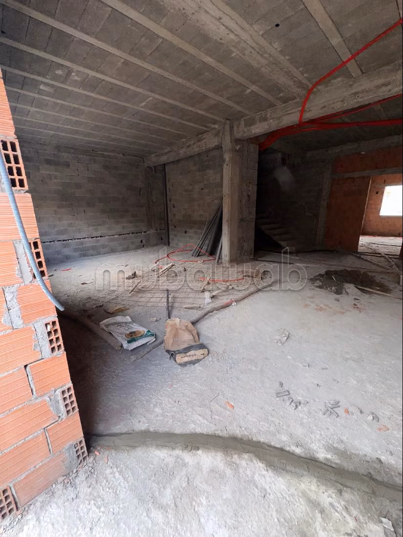 Te koop: huizen. 4 Kamers. Terras en garage.