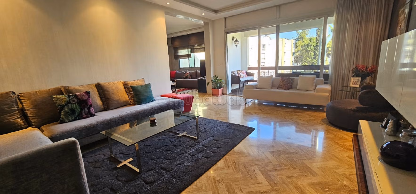 Flat for rent. 4 beautiful rooms. With Lift, Carpark. 