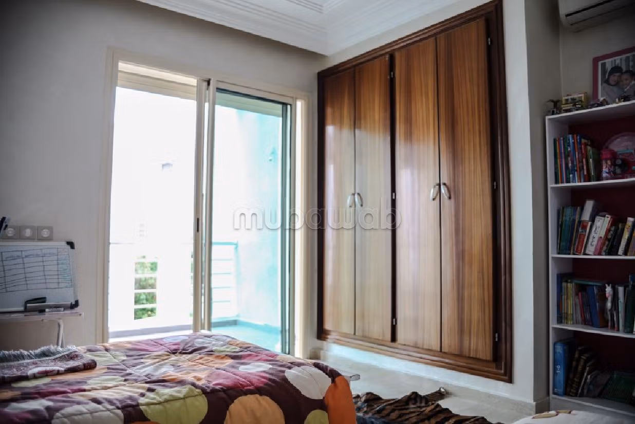 Alquiler de villa de alta gama en Laymoune. Superficie de 447 m². Amueblado. 