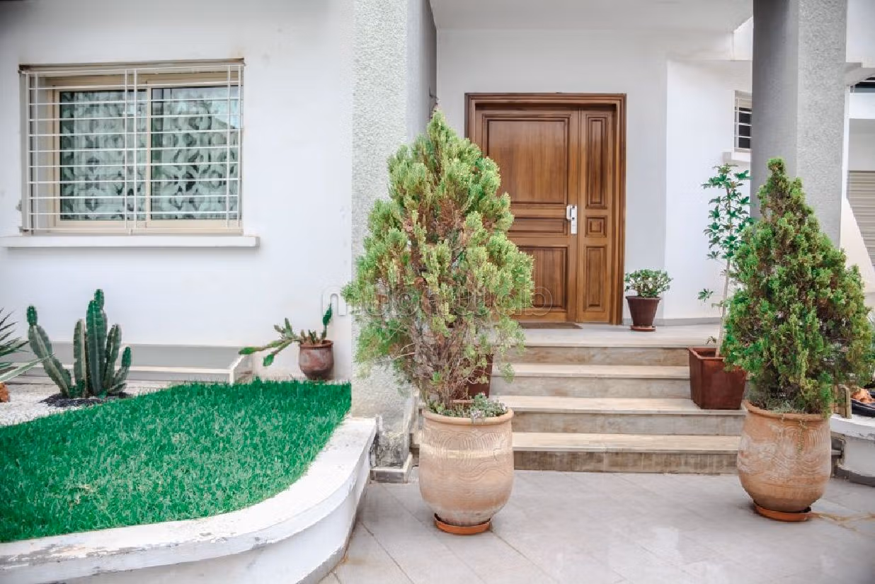 Alquiler de villa de alta gama en Laymoune. Superficie de 447 m². Amueblado. 