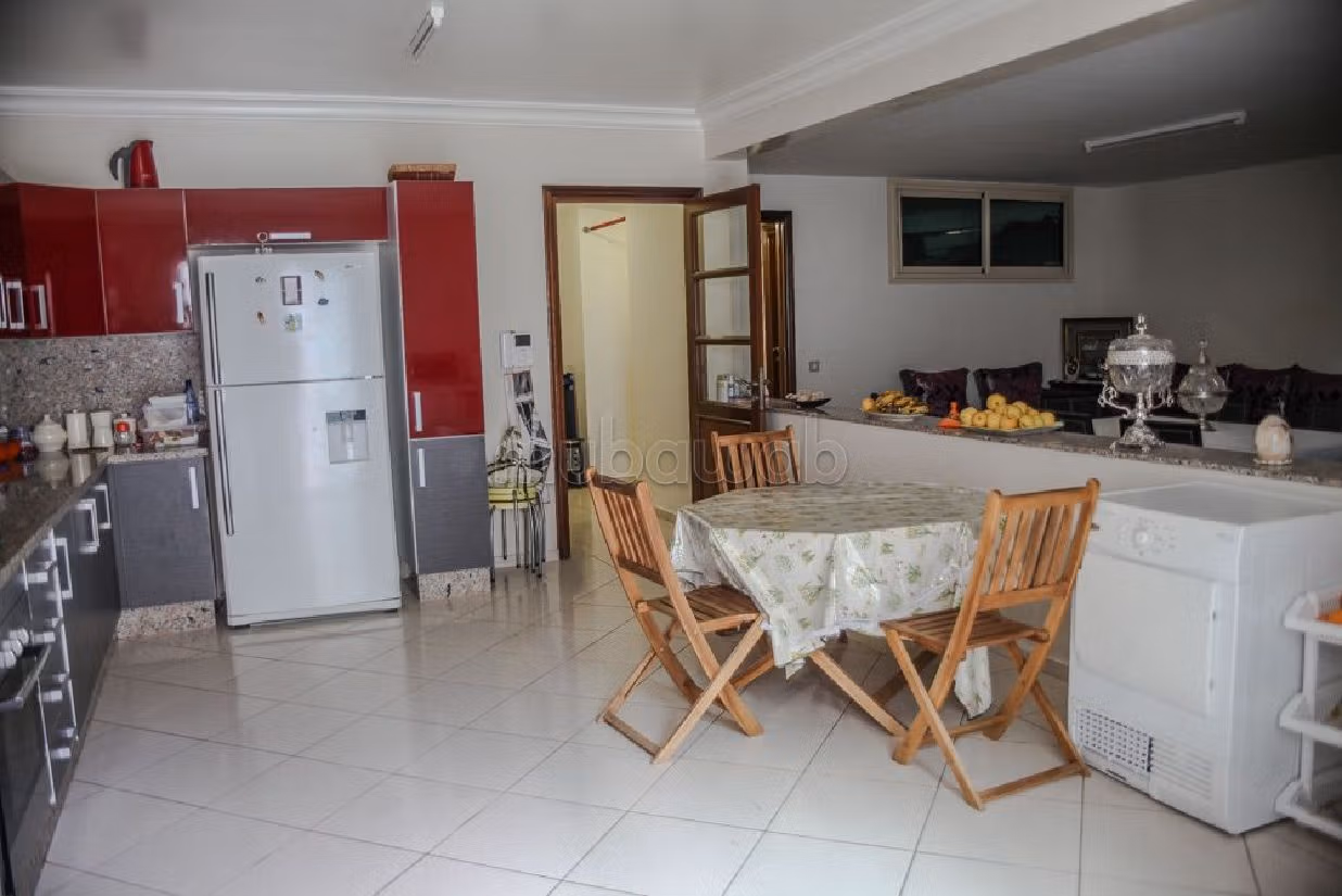 Alquiler de villa de alta gama en Laymoune. Superficie de 447 m². Amueblado. 