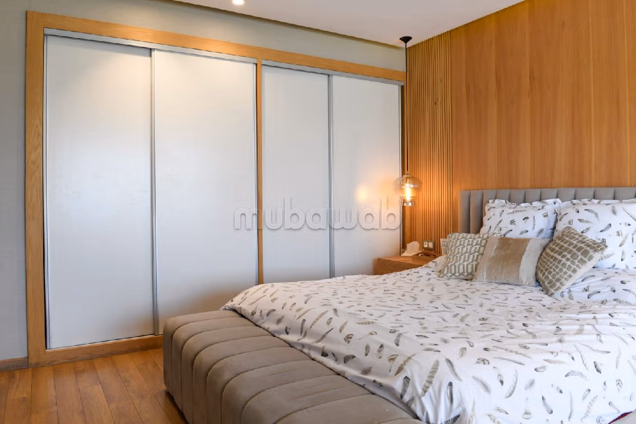 Luxury Villa for sale. Dimension 262 m². Carpark and garden. 