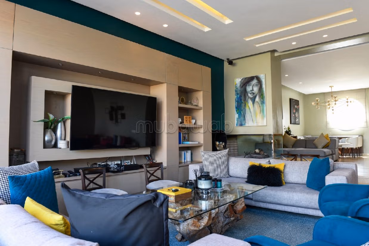 Luxury Villa for sale. Dimension 262 m². Carpark and garden. 