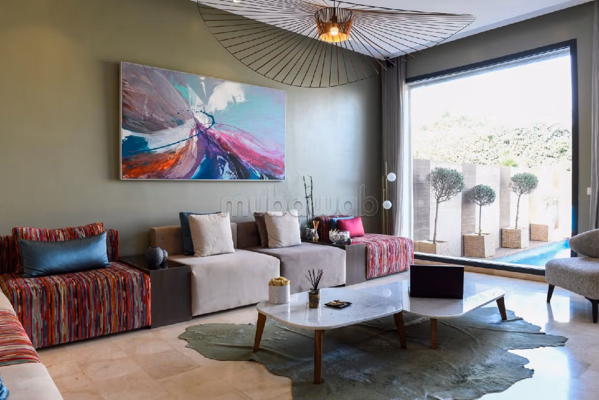 Luxury Villa for sale. Dimension 262 m². Carpark and garden. 