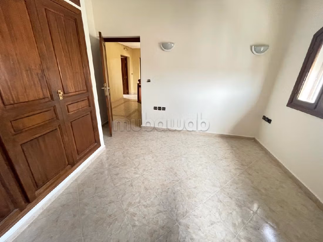 كراء فيلا فاخرة ب فونتي. 6 قطع كبيرة. شرفة وحديقة