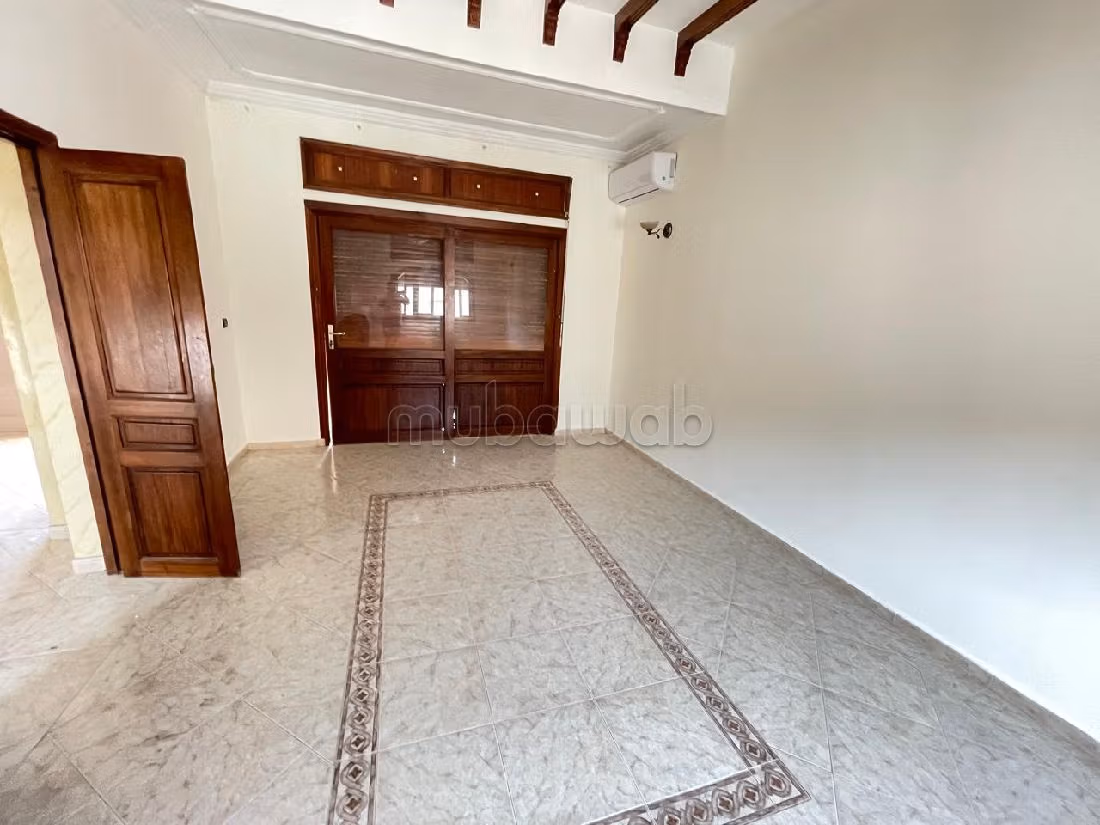 كراء فيلا فاخرة ب فونتي. 6 قطع كبيرة. شرفة وحديقة