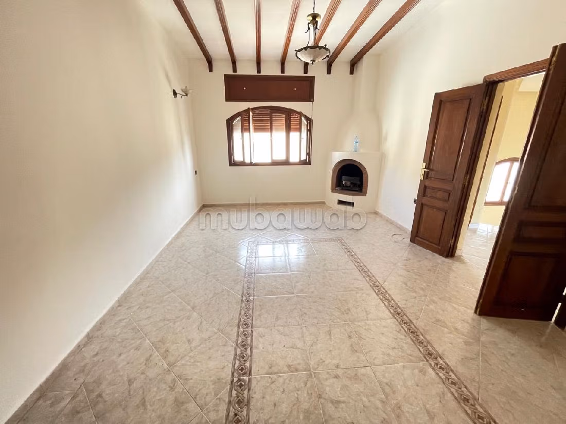 كراء فيلا فاخرة ب فونتي. 6 قطع كبيرة. شرفة وحديقة