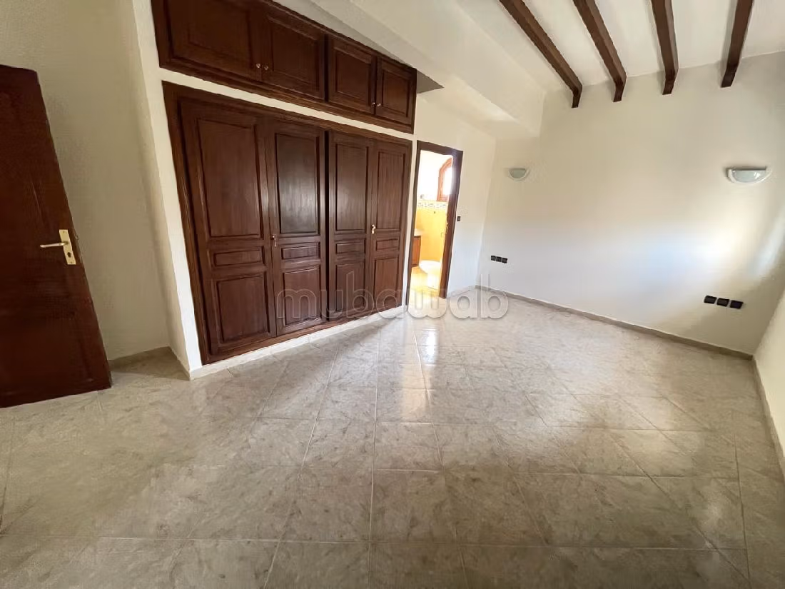 كراء فيلا فاخرة ب فونتي. 6 قطع كبيرة. شرفة وحديقة