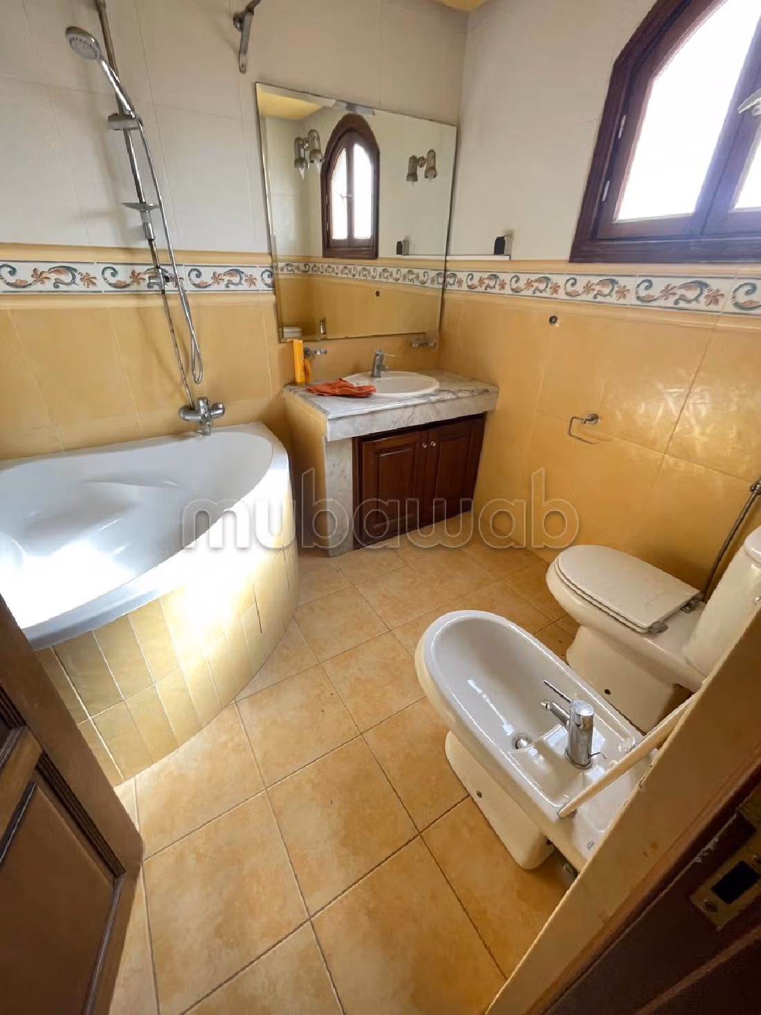 كراء فيلا فاخرة ب فونتي. 6 قطع كبيرة. شرفة وحديقة