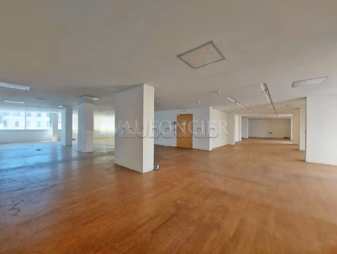 Comodo ufficio in affitto a Centre Ville. Superficie 480 m². Garage privato. 