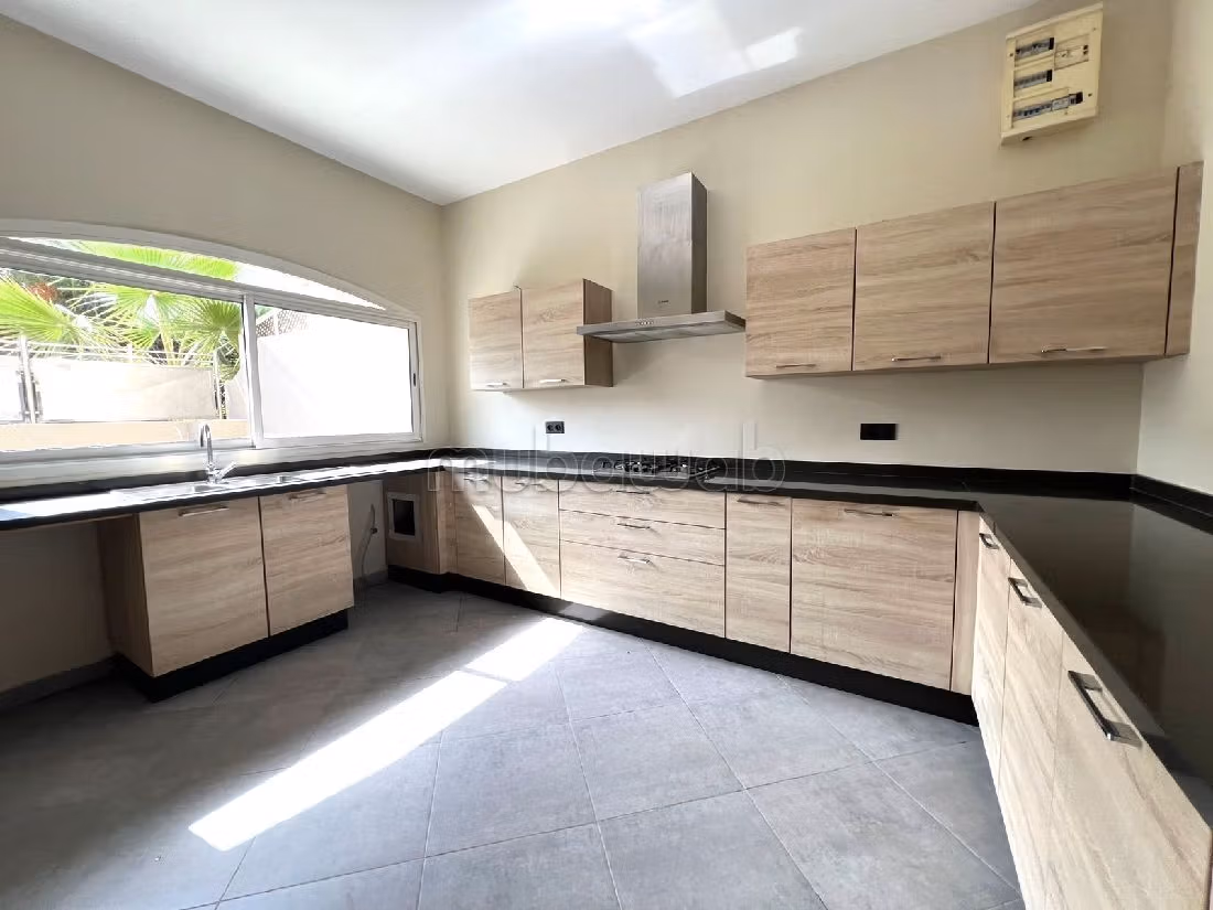 Casa de lujo en venta en Ain Diab Extension. Superficie 350 m². Típico salón marroquí, residencia segura. 