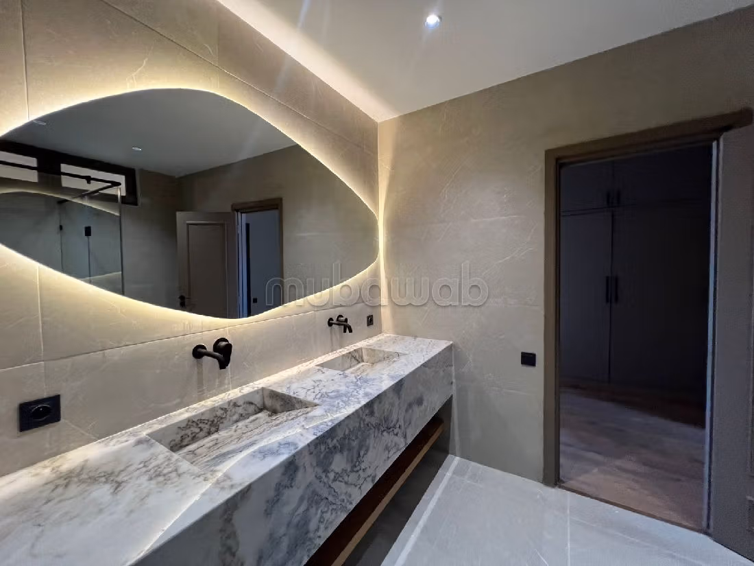 Casa de lujo en venta en Ain Diab Extension. Superficie 350 m². Típico salón marroquí, residencia segura. 