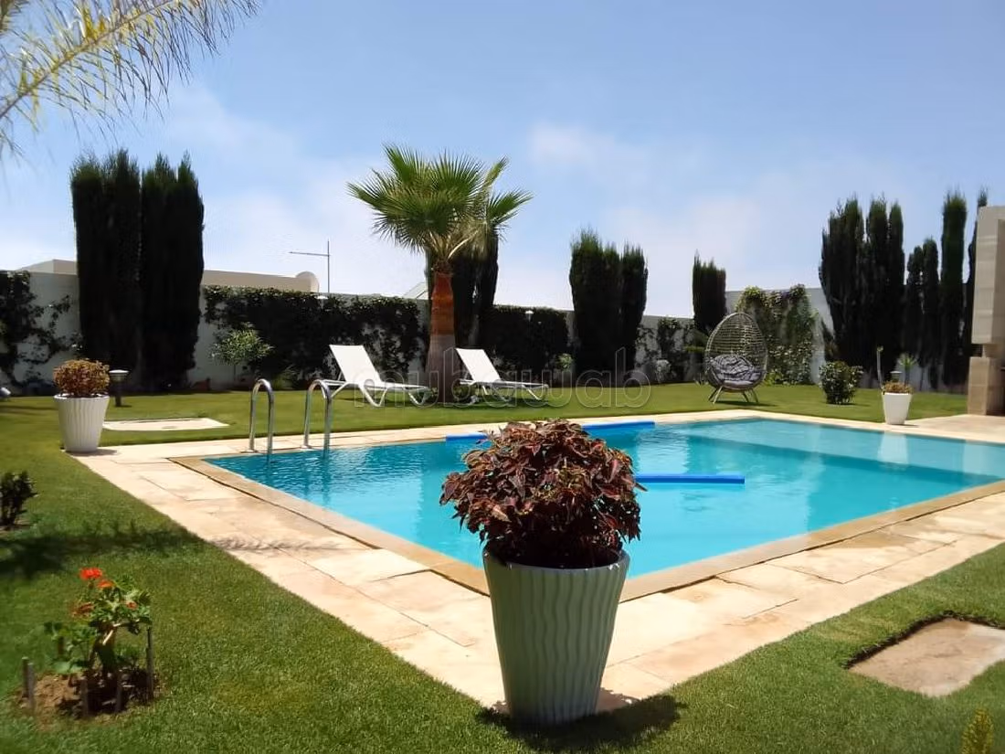 Luxury villas & houses for rent. 5 large rooms. caretaker available, Large swimming pool. 