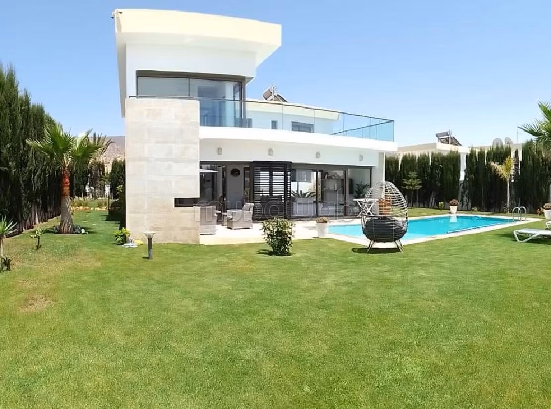 Luxury villas & houses for rent. 5 large rooms. caretaker available, Large swimming pool. 