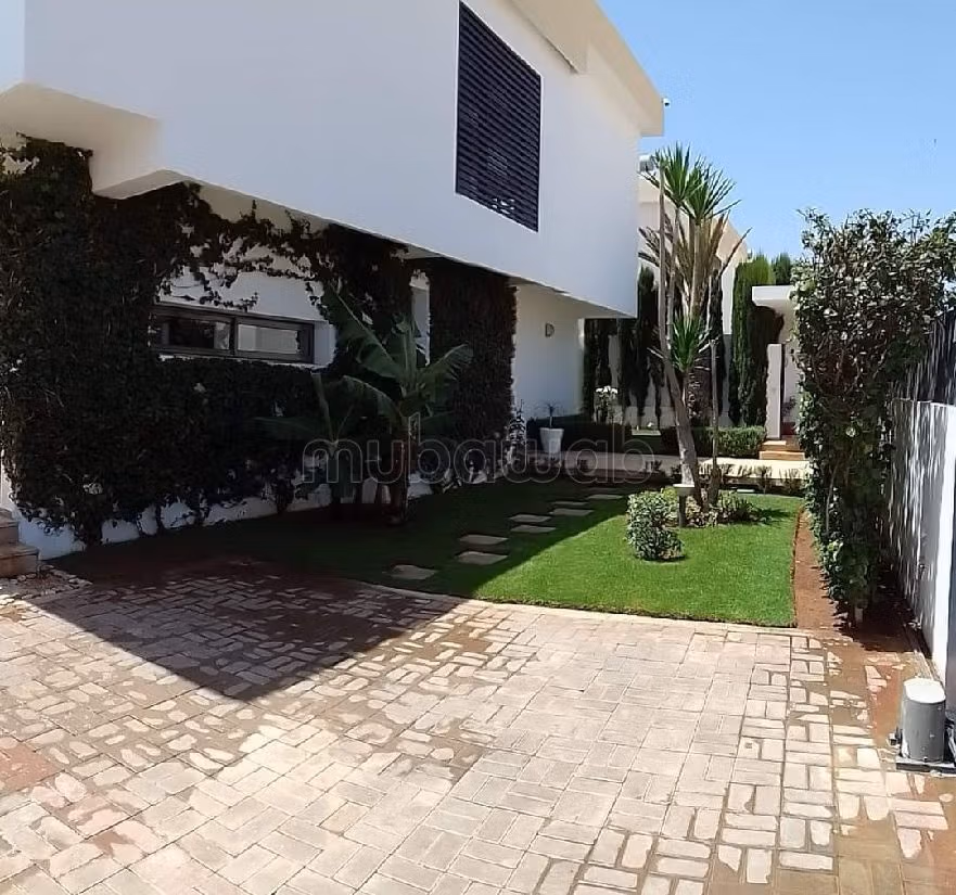 Luxury villas & houses for rent. 5 large rooms. caretaker available, Large swimming pool. 