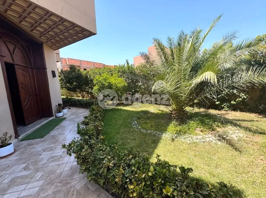 فيلا رائعة للبيع بتاركة. 5 غرف ممتازة. مفروشة