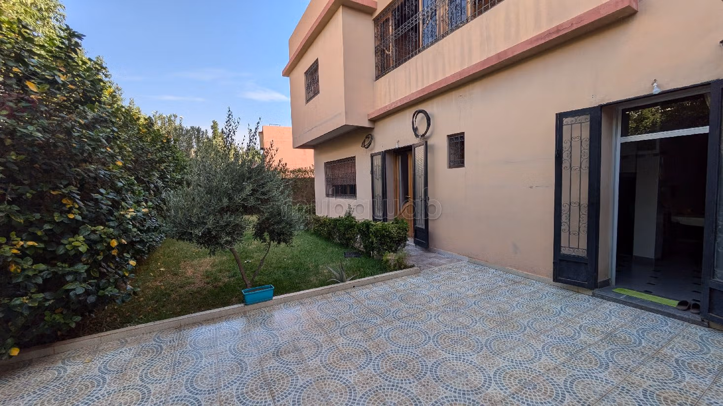 فيلا رائعة للبيع بتاركة. 5 غرف ممتازة. مفروشة