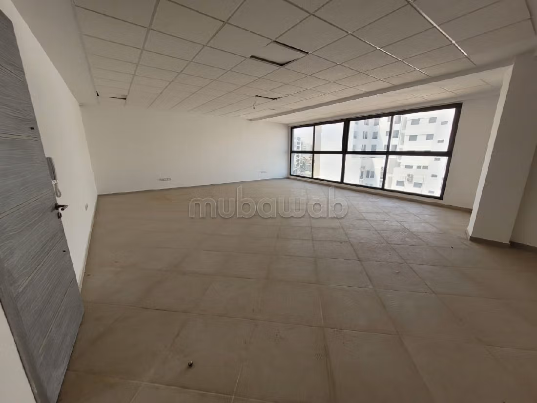 Comodo ufficio in affitto a Agdal. Superficie di 75 m². Servizio di concierge e condizionatore