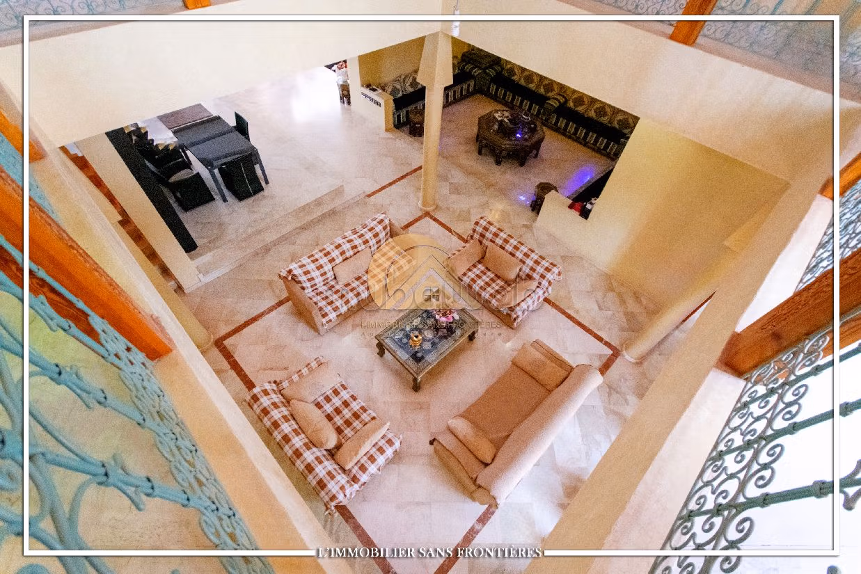 فيلا رائعة للبيع طريق فاس ب. 3 غرف. أماكن وقوف السيارات وشرفة