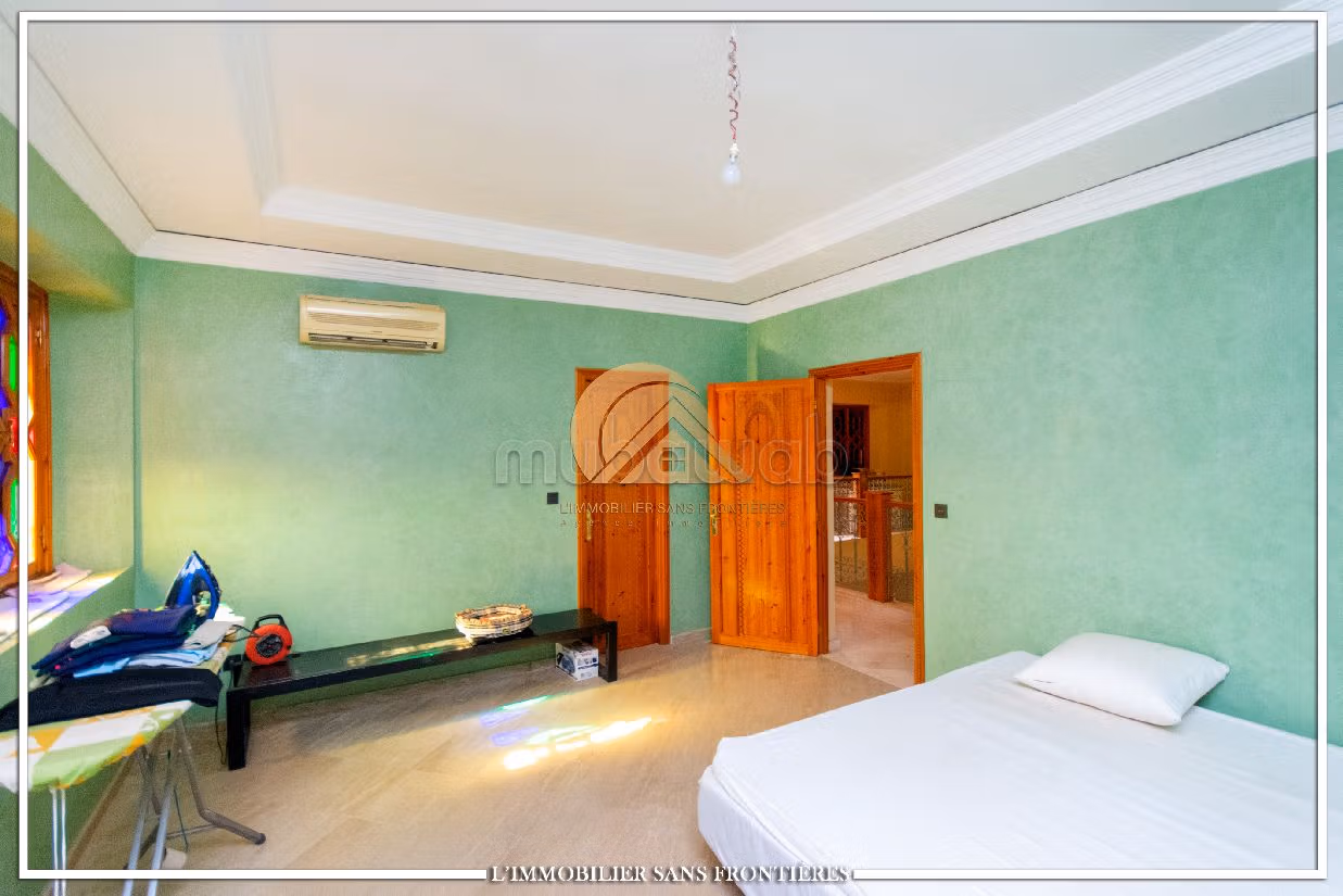 فيلا رائعة للبيع طريق فاس ب. 3 غرف. أماكن وقوف السيارات وشرفة