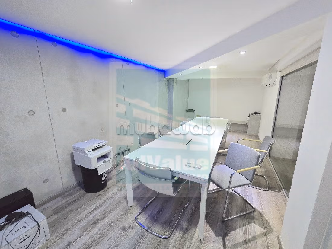 مكاتب ومحلات للبيع ببوسيجور. المساحة الإجمالية 232 م². إقامة مراقبة 24/24. 