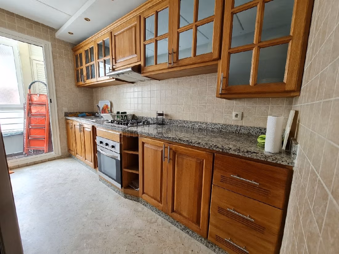 شقة جميلة للبيع بحي المستشفيات. 5 قطع رائعة. مصعد وشرفة