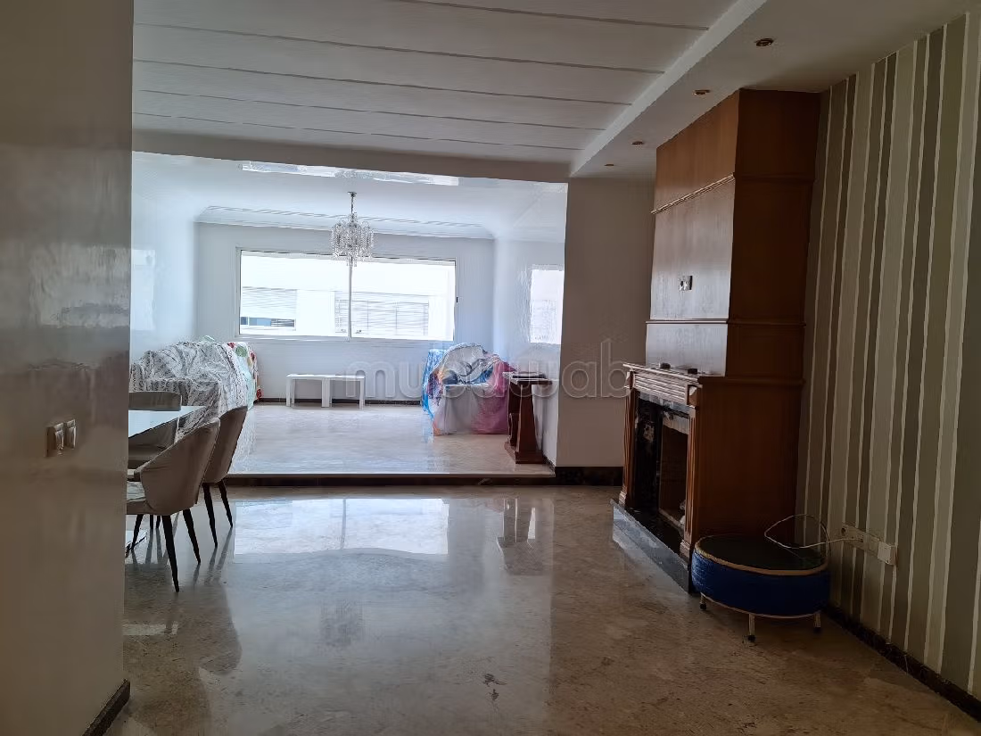 شقة جميلة للبيع بحي المستشفيات. 5 قطع رائعة. مصعد وشرفة