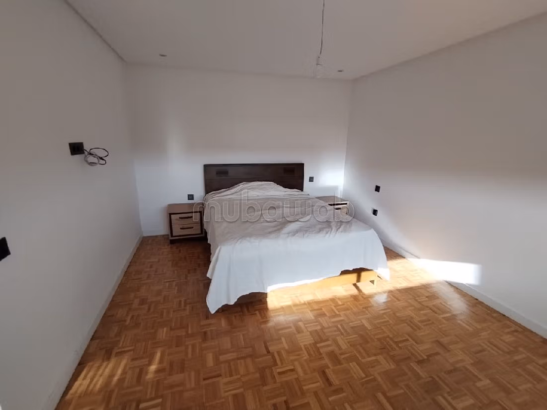 Se vende piso. Pequeña superficie 288 m². Gran piscina