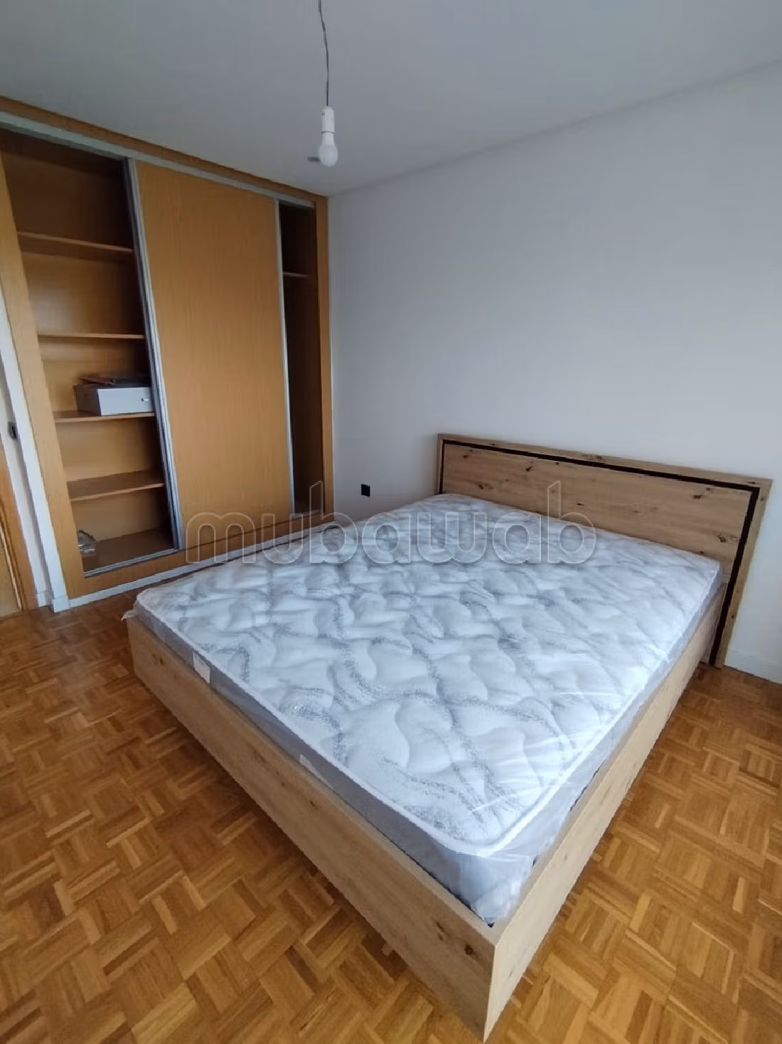 Se vende piso. Pequeña superficie 288 m². Gran piscina