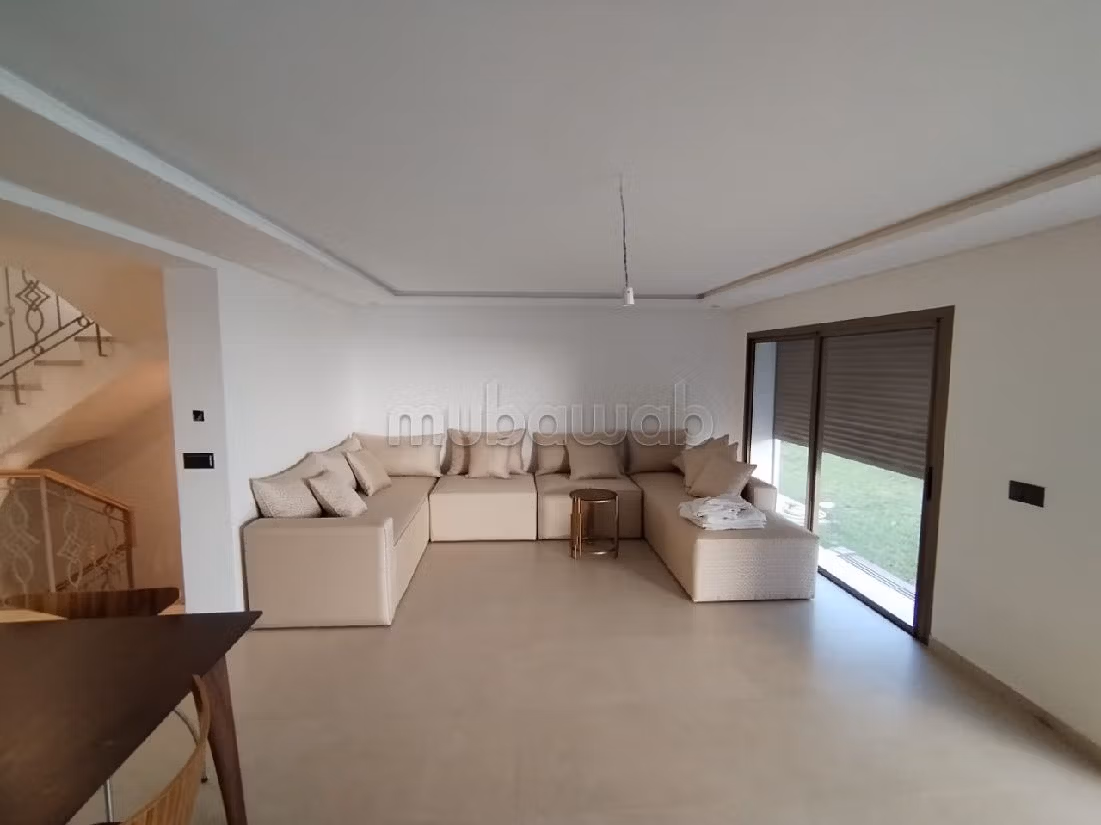 Se vende piso. Pequeña superficie 288 m². Gran piscina