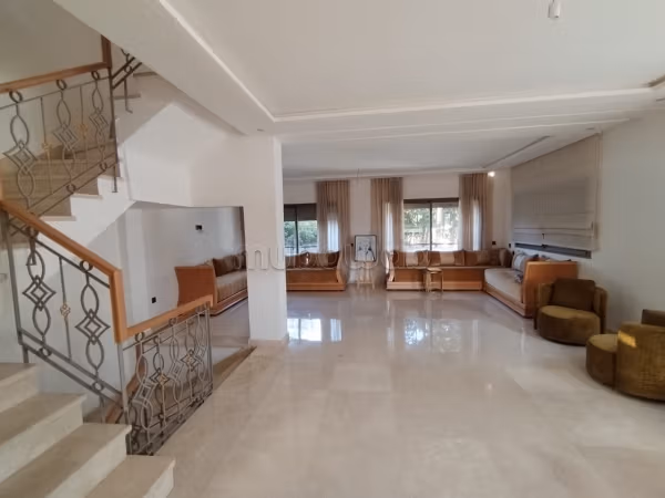 Se vende piso. Pequeña superficie 288 m². Gran piscina