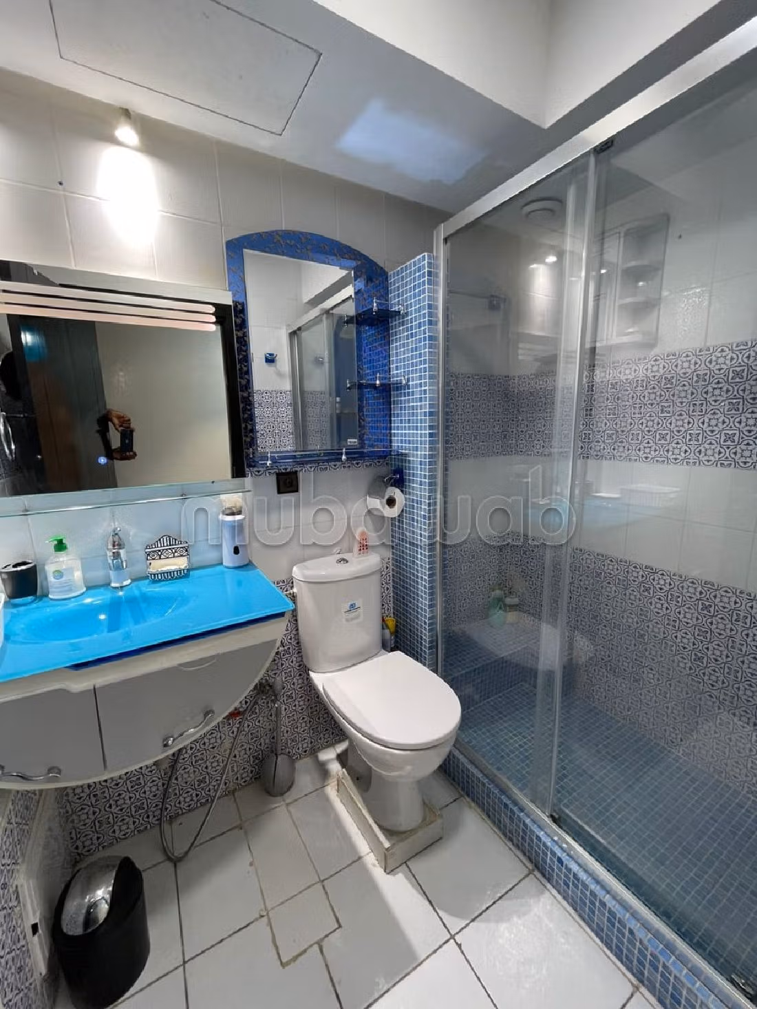 شقة جميلة للبيع ب بلبكار. المساحة الكلية 85 م². بواب ومكيف الهواء.