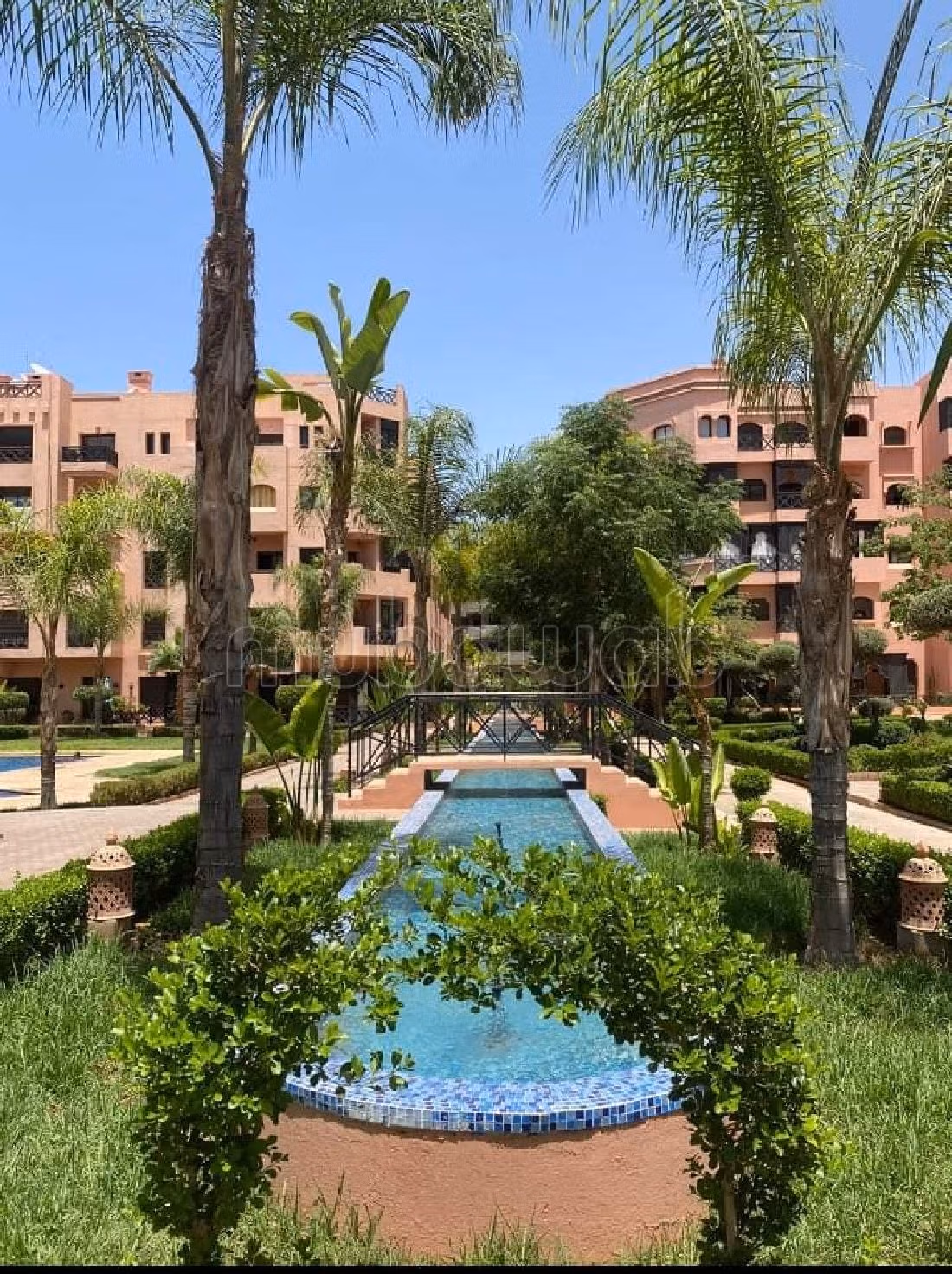 شقة جميلة للبيع ب بلبكار. المساحة الكلية 85 م². بواب ومكيف الهواء.