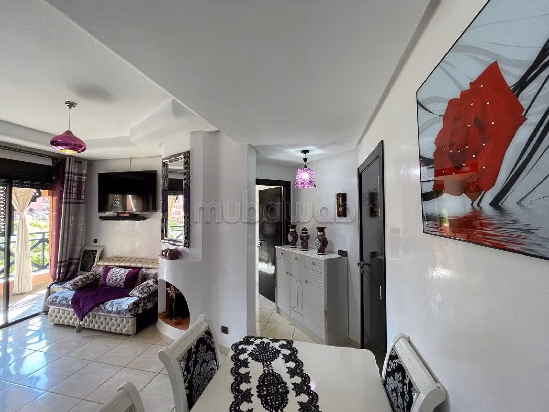 شقة جميلة للبيع ب بلبكار. المساحة الكلية 85 م². بواب ومكيف الهواء.