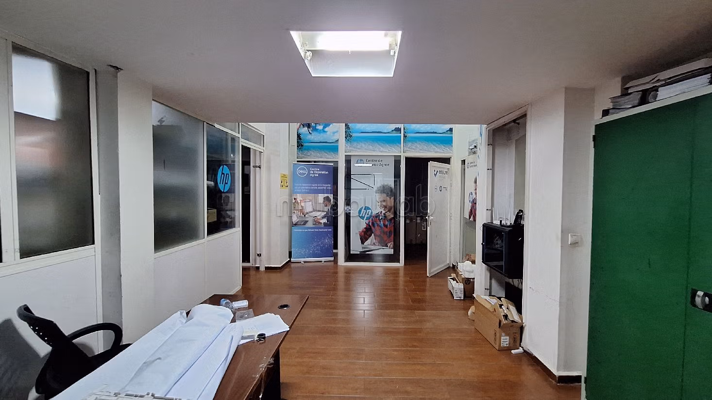 Nu te huur: commercieel vastgoed in Les Hôpitaux. Totale oppervlakte 369 m². 