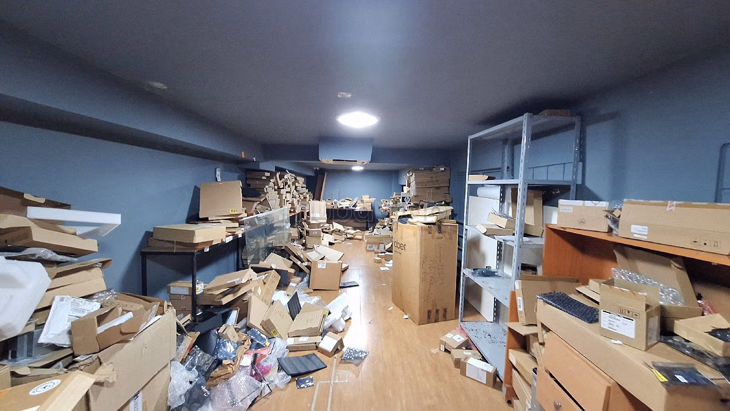 Nu te huur: commercieel vastgoed in Les Hôpitaux. Totale oppervlakte 369 m². 